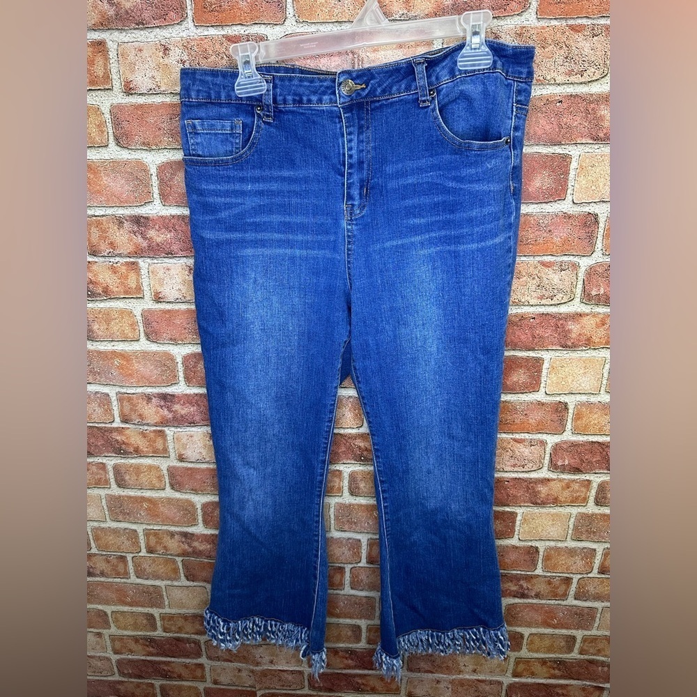 Denim cropped distressed feathery raw hem  Jeans by Elliot & Vine size 14